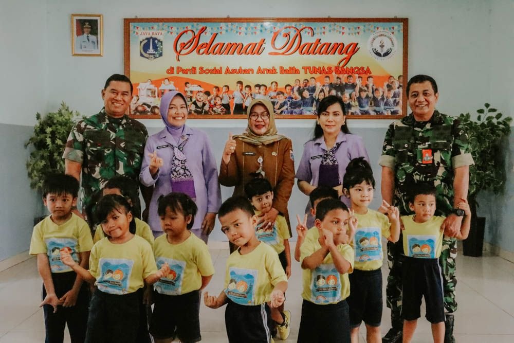 Bakti Sosial Gabungan Srenum TNI dan IKKT PWA Cabang 7