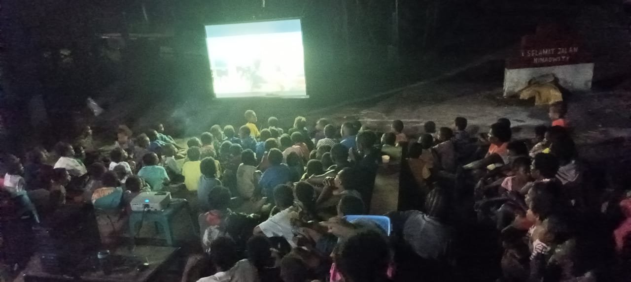 Satgas TMMD Mimika Rayakan Nonton Bareng Bersama Warga