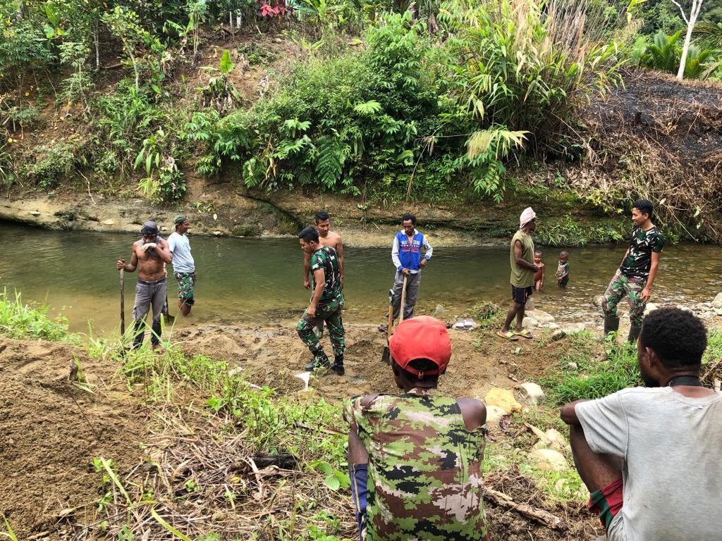 Satgas Yonif 126/KC Bersihkan Irigasi untuk Warga Perbatasan Pegunungan Bintang