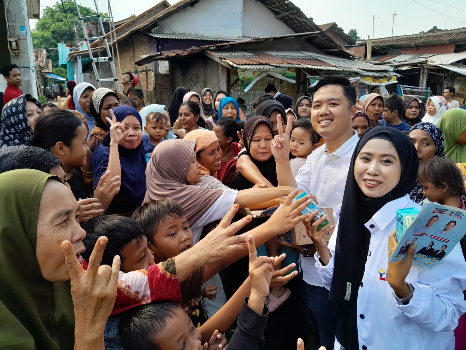 Ratusan Warga Unyur Antre Bantuan Makan Siang dan Susu Gratis, BPP Sebut Wujud Program Capres 02