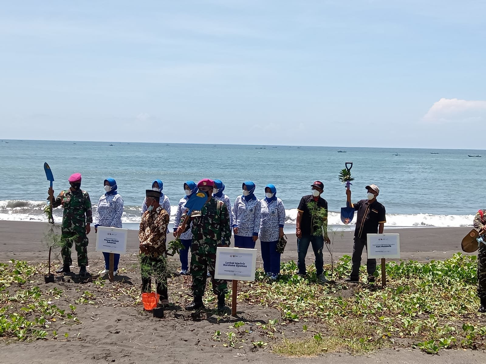 Rapala Bakamla RI Tanam 1.000 Pohon Cemara di Pesisir Lampon