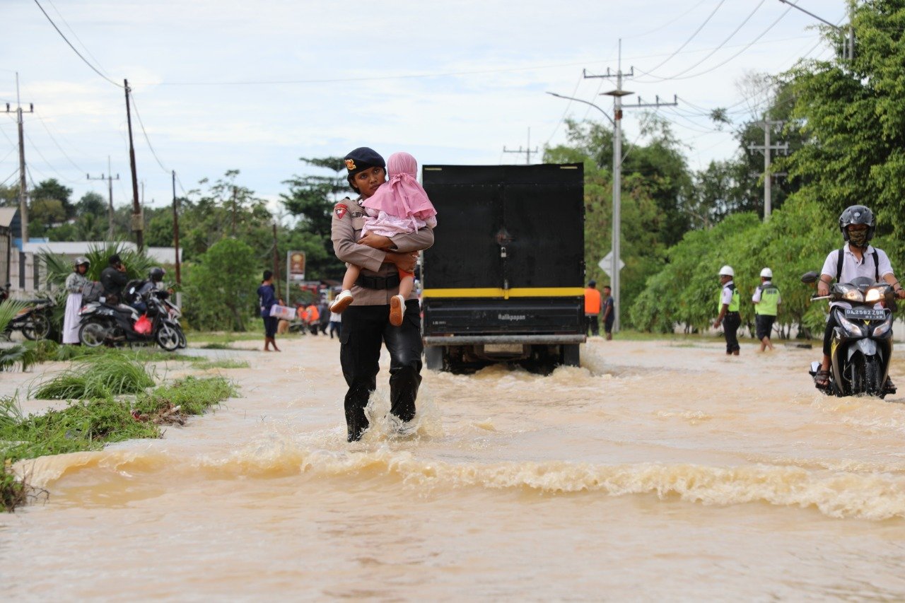Briptu Cinta Evakuasi Balita Terjebak Banjir di Balikpapan