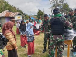 Sambut HUT ke-76 RI, Satgas TNI Yonif 751 Berbagi Kebahagiaan untuk Siswa