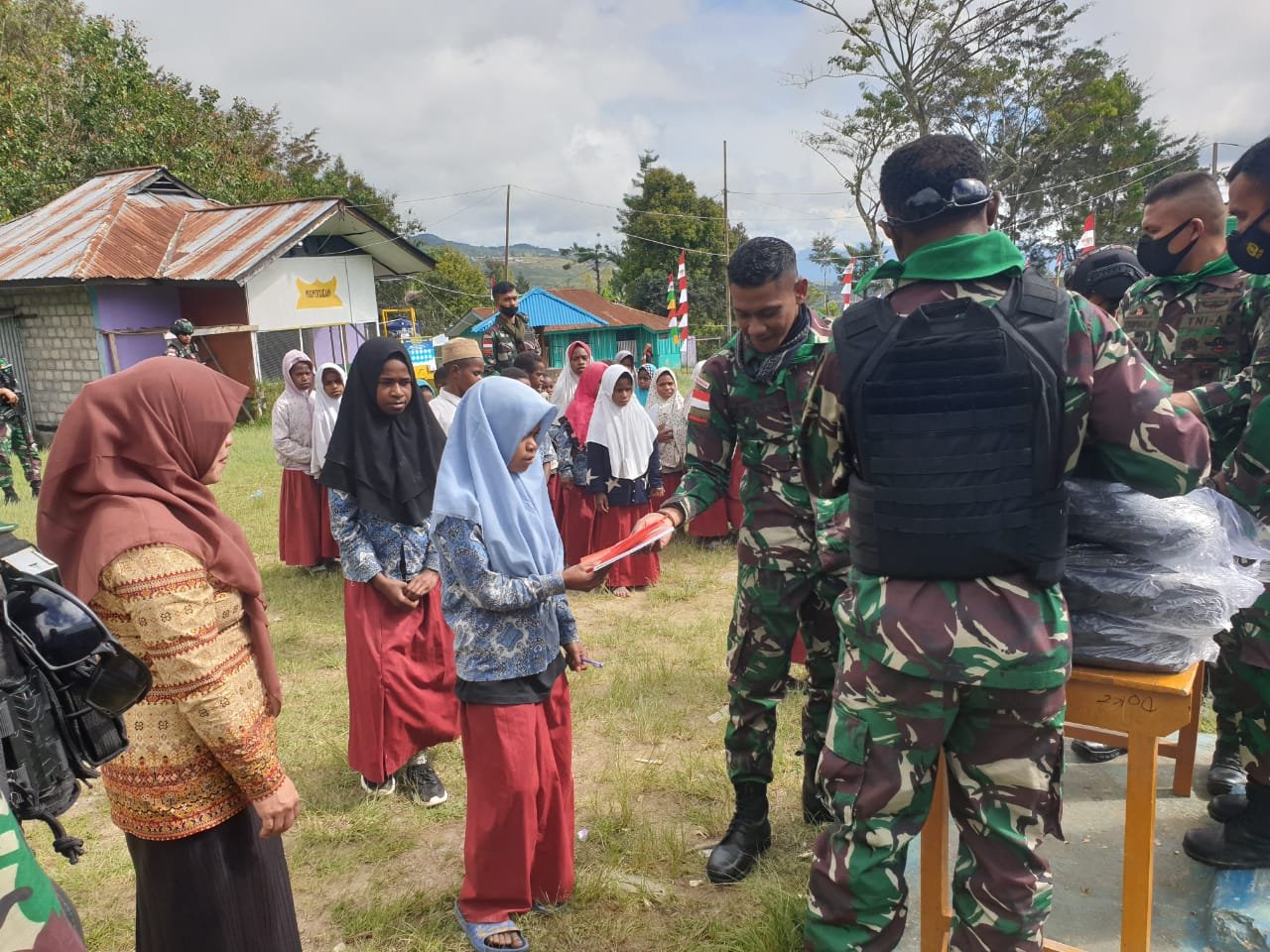 Sambut HUT ke-76 RI, Satgas TNI Yonif 751 Berbagi Kebahagiaan untuk Siswa