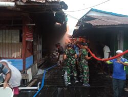 Satgas Yonif Raider 600/Modang Padamkan Api di Pemukiman Kota Agats