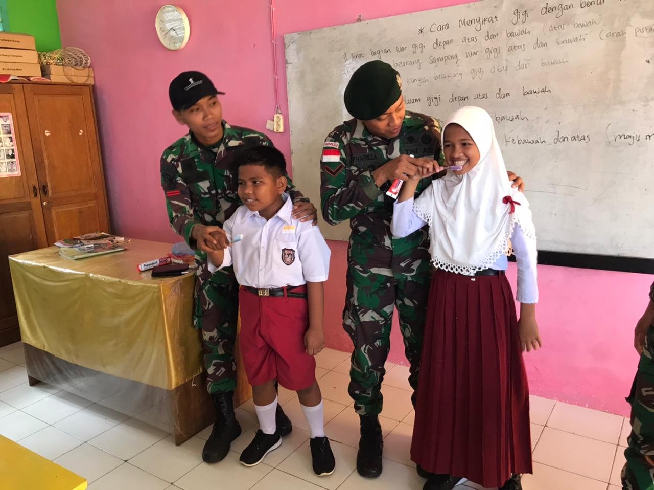 Satgas Yonarmed 1 Kostrad Edukasi Anak-anak tentang Kebiasaan Sikat Gigi Sehat