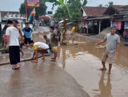 Jalan Raya Baros-Petrir Tak Diperbaiki, Warga Tanami Pohon Pisang