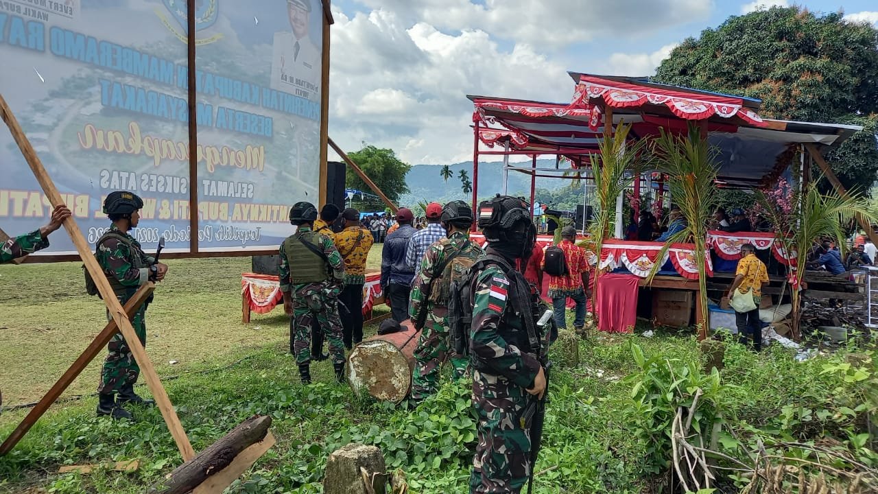 Satgas TNI Yonif 751/VJS Hadiri Tradisi Bakar Batu di Mamberamo Raya