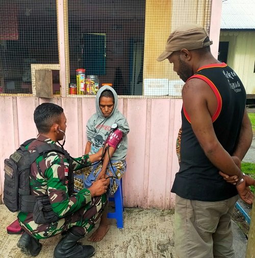 Satgas Yonif Raider 142/KJ Selalu Hadir Saat Masyarakat Membutuhkan