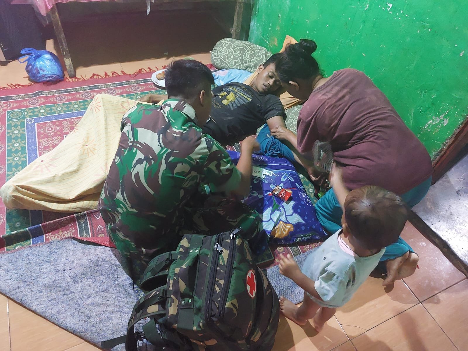 Satgas Yonarmed 1 Kostrad Tangani Anak Sakit di Dusun Waekiku Maluku