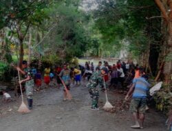 Satgas Pamtas Yonif Raider 142/KJ Bersihkan Lingkungan Bersama Warga