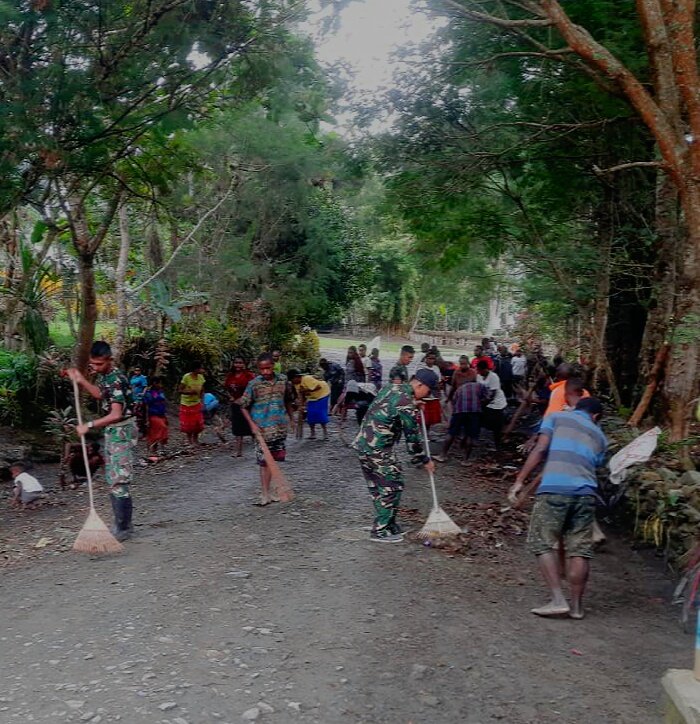 Satgas Pamtas Yonif Raider 142/KJ Bersihkan Lingkungan Bersama Warga