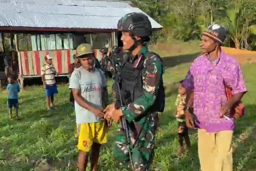 Satgas Yonif 143/TWEJ Hadiri Musyawarah Kampung di Pedalaman Papua