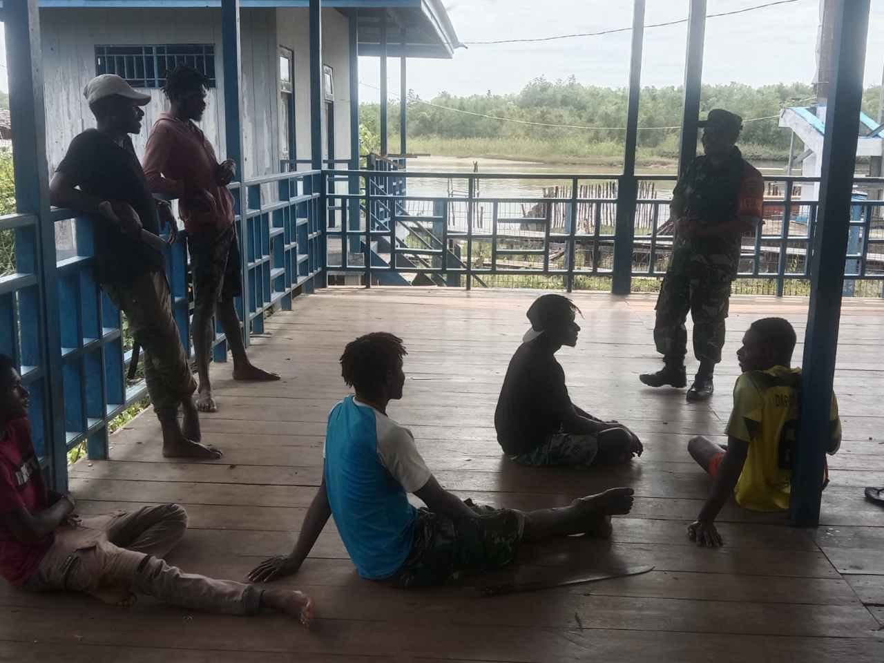 Babinsa Koramil 1710-01/Kokonau Intensifkan Komsos Jalin Keakraban Warga Binaan