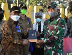 Kasrem 174 Merauke Hadiri Penyerahan Buku Masyarakat Pancasila di PLBN Sota