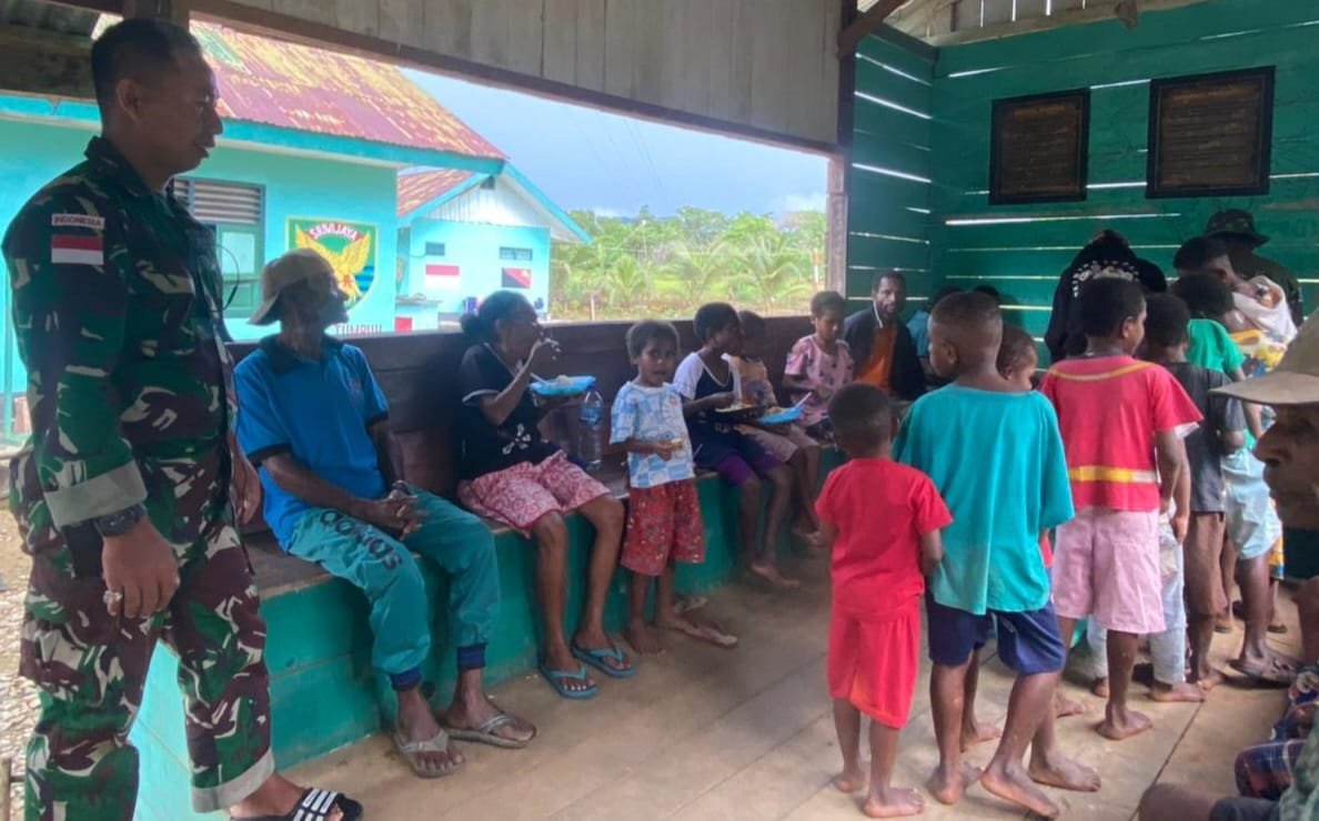 Satgas Yonif 143/TWEJ Rayakan Hari Fitri Bersama Warga Pedalaman Papua