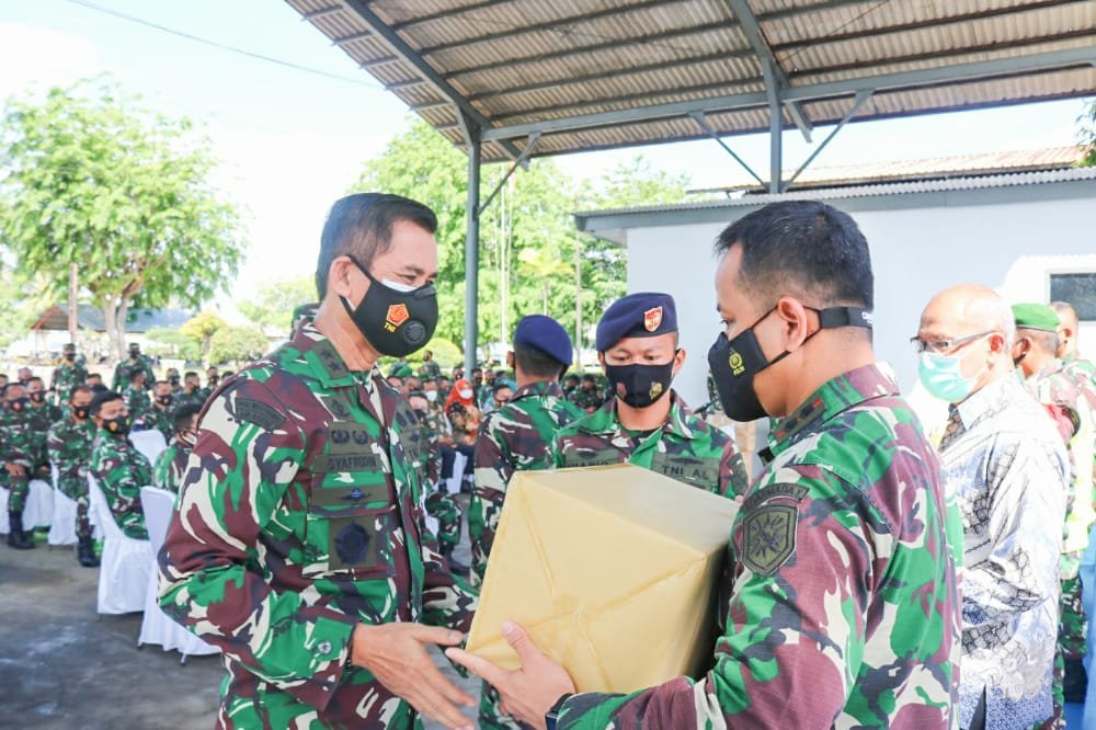 Kogabwilhan I Bagikan Masker dan Buku Pedoman HAM untuk Prajurit TNI di Tanjung Uban