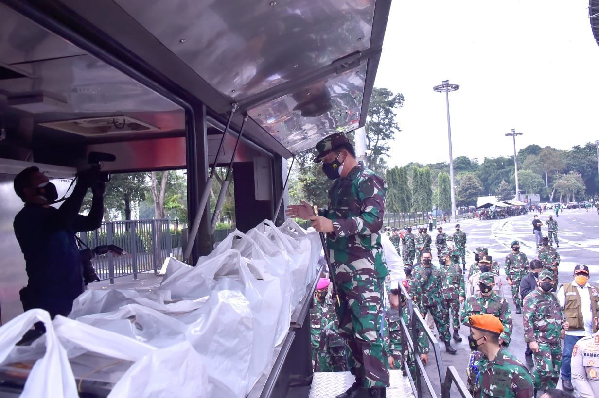 Panglima TNI Tinjau Vaksinasi Massal dan Dapur Lapangan Marinir GBK