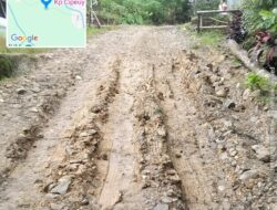 Jalan Rusak Parah di Cipeuyah Barat Lebak, Warga Protes Kepedulian Pemerintah