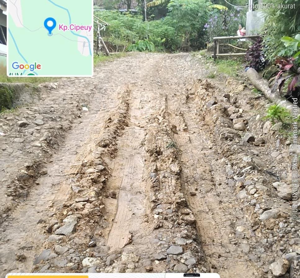Jalan Rusak Parah di Cipeuyah Barat Lebak, Warga Protes Kepedulian Pemerintah