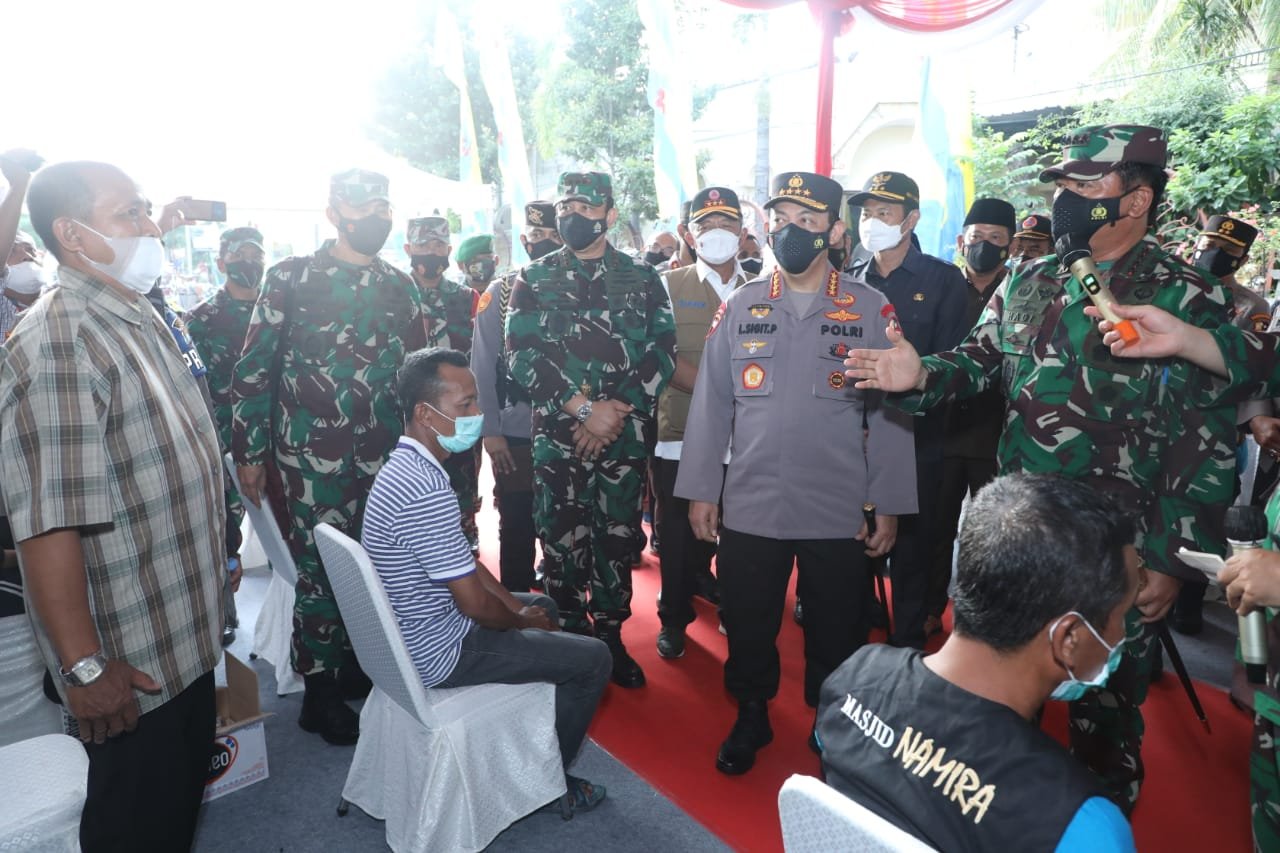 Panglima TNI Tinjau Serbuan Vaksinasi di Lamongan
