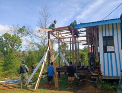 Semangat Tangani Kesulitan Warga, Satgas Yonif 126/KC Renovasi Gereja di Perbatasan Papua