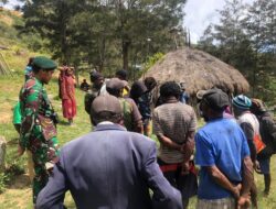 Satgas Yonif Mekanis 203/AK Hadir Menemani Warga yang Berduka