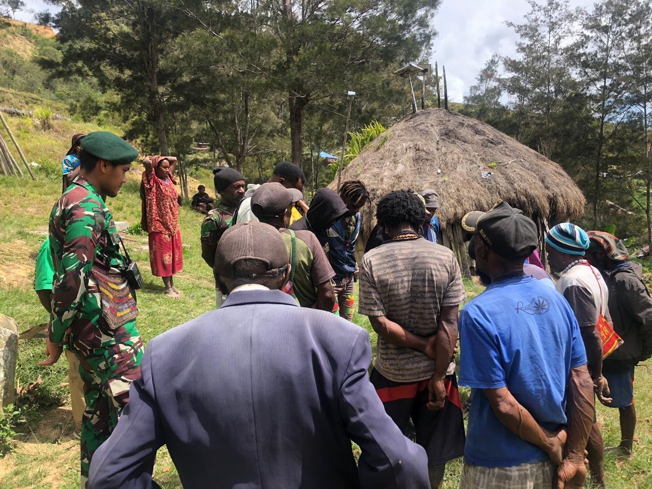 Satgas Yonif Mekanis 203/AK Hadir Menemani Warga yang Berduka