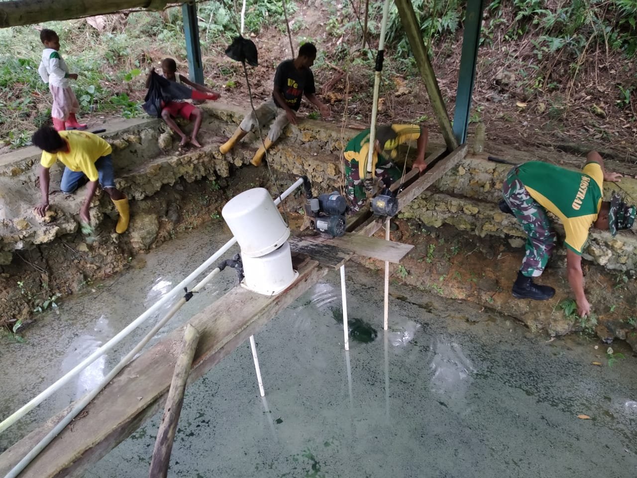 Yonif MR 413 dan Warga Perbatasan RI-PNG Bersihkan Sumber Air