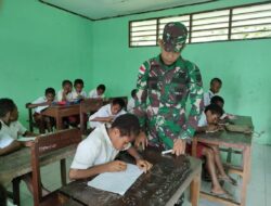 Anggota Satgas Pamtas Yonif 126/KC Ajarkan Wawasan Kebangsaan kepada Siswa Perbatasan