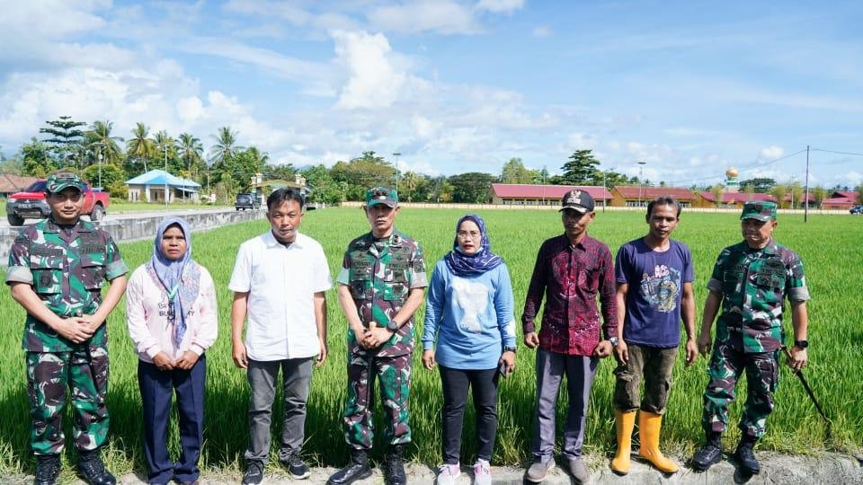 Pangdam Bagikan Bibit Padi B-1000 dan Pupuk Mutiara ke Petani Saat Kunjungan Kerja ke Pulau Buru