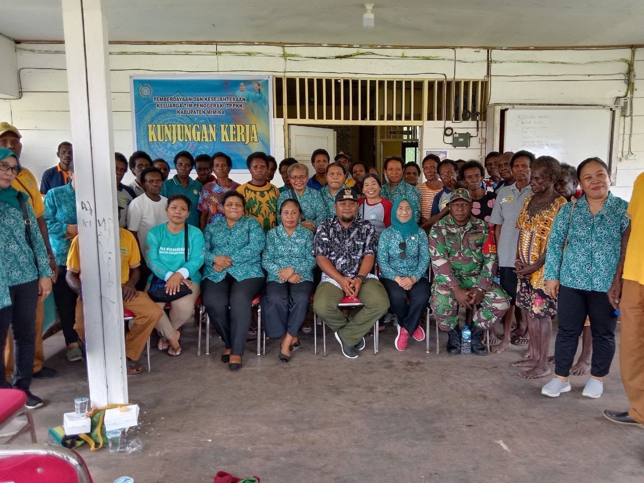 Babinsa Koramil 1710-07/Mapurujaya Pendamping Tim PKK di Kampung Keakwa untuk Bina Wilayah