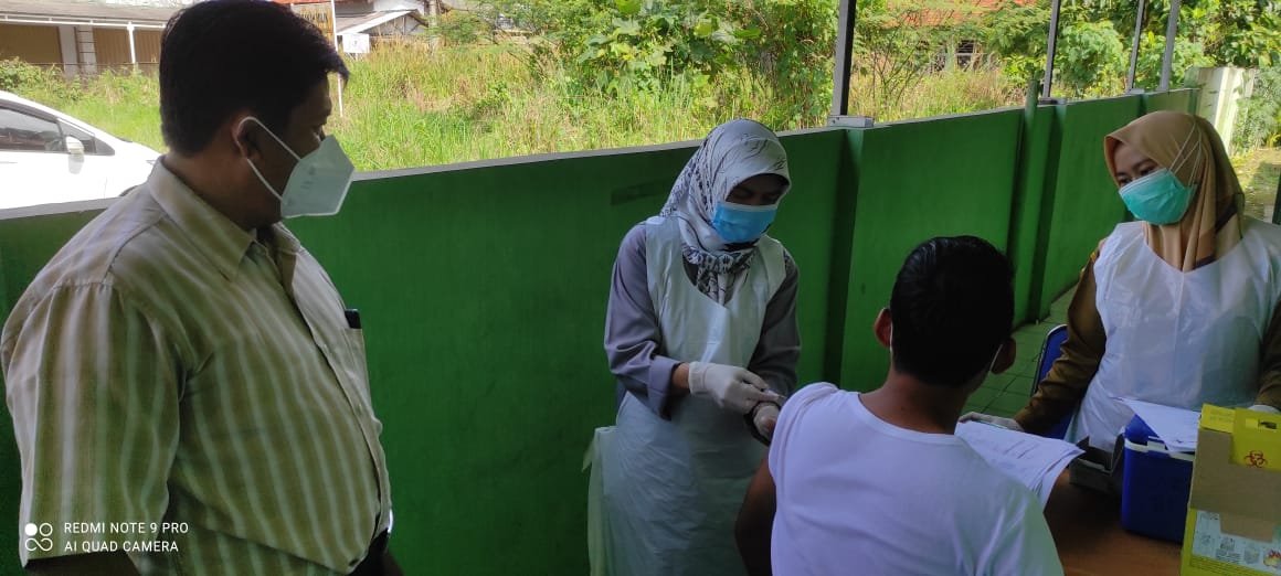 Polsek Cipocok Jaya Awasi Prokes Saat Vaksinasi Covid-19