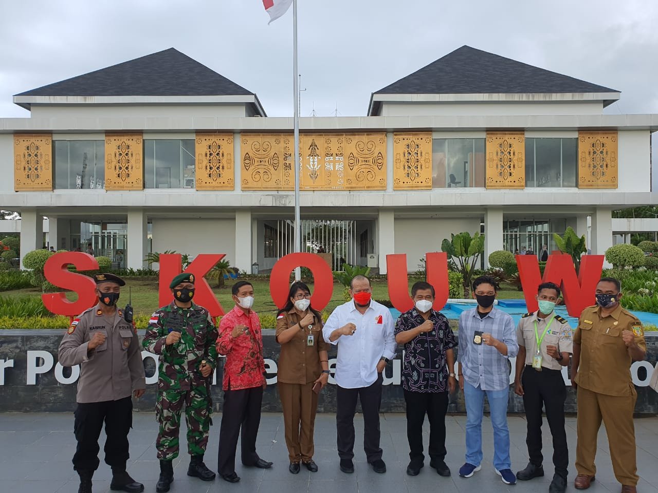 Dansatgas Yonif MR 413 Kostrad Dampingi Ketua DPRD RI Tinjau Pos Lintas Batas Skouw