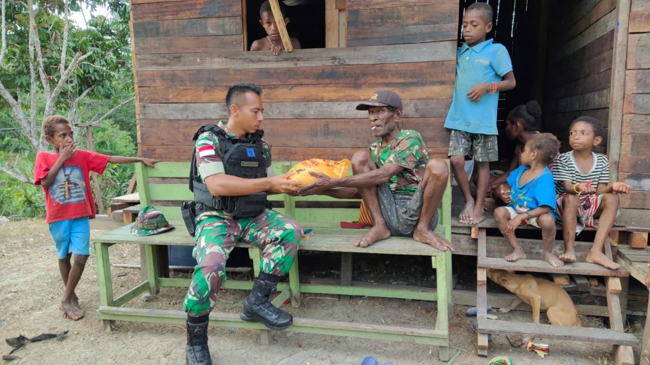 Segenggam Beras yang Berarti, Satgas Yonif 126/KC Berbagi di Perbatasan