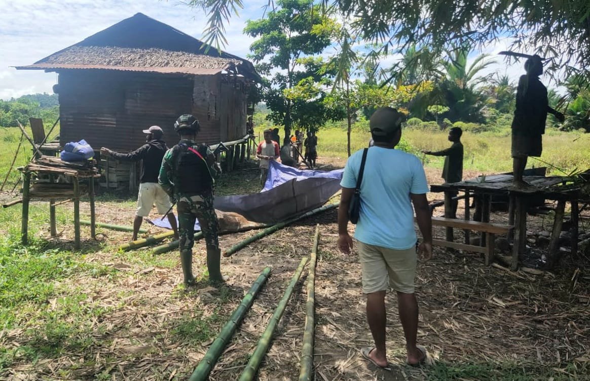 Kepedulian Satgas Yonif 143/TWEJ untuk Warga Pegunungan Bintang