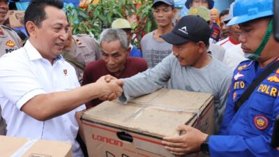 Kabareskrim Polri Bantuan Saat Tinjau Lokasi Banjir Lebak