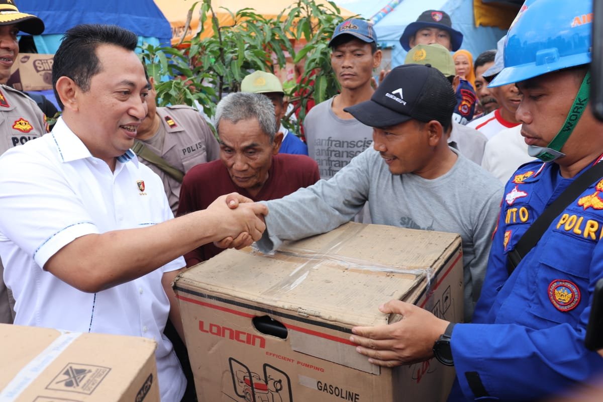 Kabareskrim Polri Bantuan Saat Tinjau Lokasi Banjir Lebak