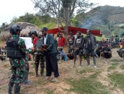 Kepedulian Satgas Yonif Mekanis 203/AK di Tengah Duka Warga