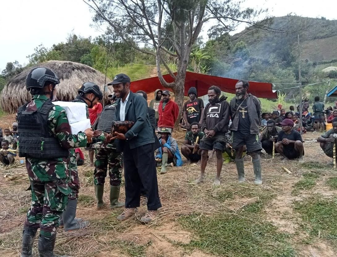 Kepedulian Satgas Yonif Mekanis 203/AK di Tengah Duka Warga