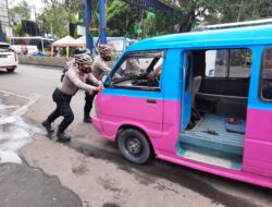 Patroli Bersepeda Satsamapta Polres Serang Bantu Kendaraan Mogok