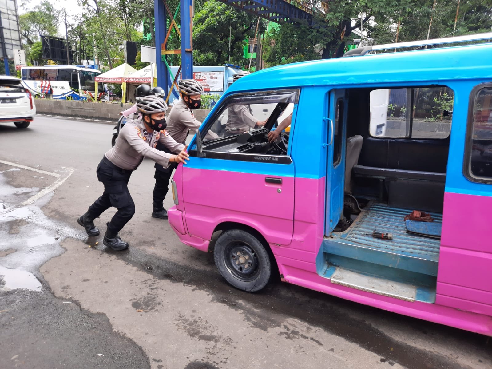 Patroli Bersepeda Satsamapta Polres Serang Bantu Kendaraan Mogok