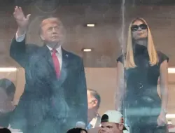 Trump hadir di final kejuaraan CFP, disambut sorak kerumunan