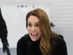 William dan Kate mencoba curling