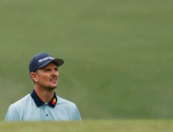 Setelah operasi jantung gagal, Rose dan Cardi Fujimori merayakan kemenangan pertama mereka bersama