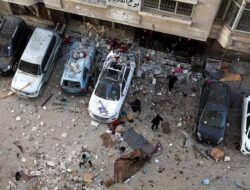 Setelah serangan udara Israel menewaskan setidaknya 30 orang Palestina, sementara pemberontakan Gaza terus berkembang.