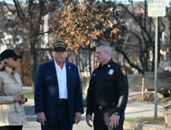 Trump memprotes perumahan murah di Pacific Palisades.