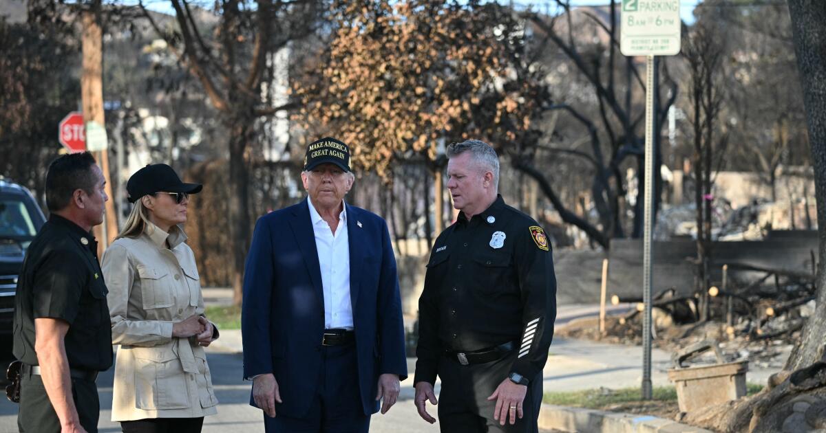 Trump memprotes perumahan murah di Pacific Palisades.