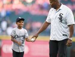 Frank Thomas, legenda White Sox, merasa tidak nyaman dengan gambar bulan sejarah kulit hitam yang ditinggalkan tim