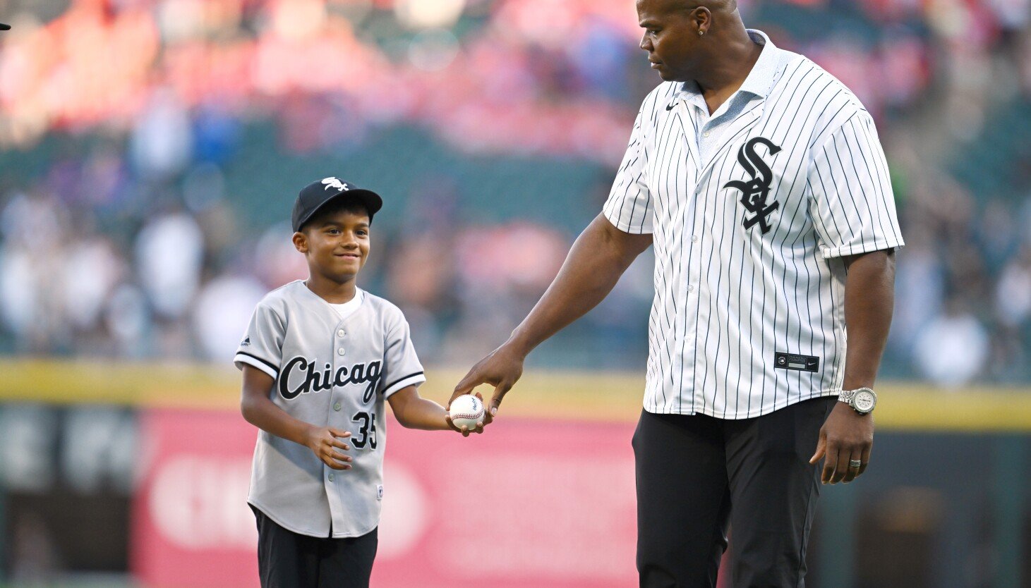 Frank Thomas, legenda White Sox, merasa tidak nyaman dengan gambar bulan sejarah kulit hitam yang ditinggalkan tim